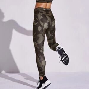 Athleta Run Free Camo 7/8 Leggings Olive Green Womens Sz M High Rise Yoga Sports